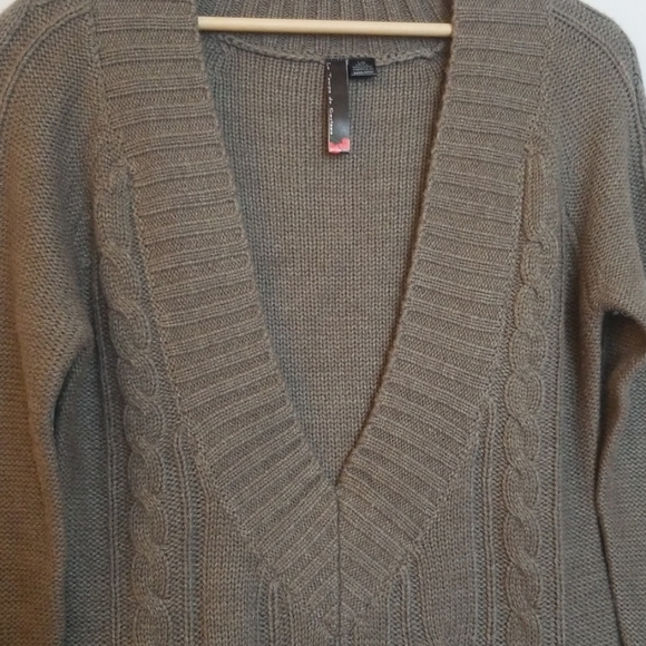 Cable knit deep V neck sweater long length - Picture 3 of 4